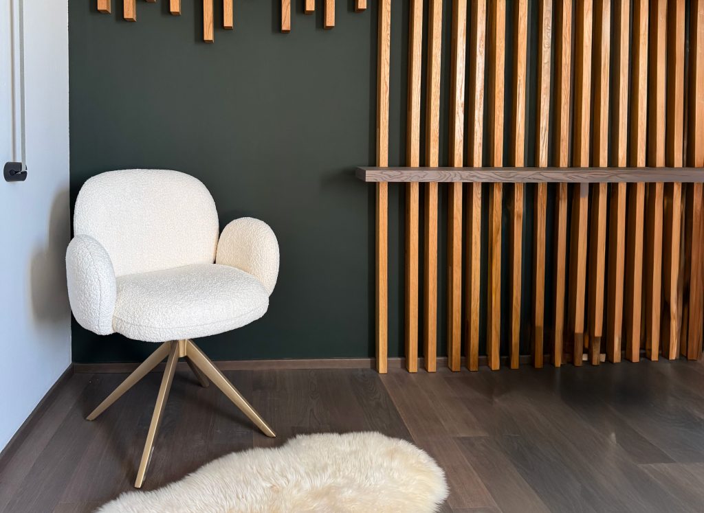 Interior Design Wien – moderner Wartebereich mit Holzlamellen und Lounge-Sessel