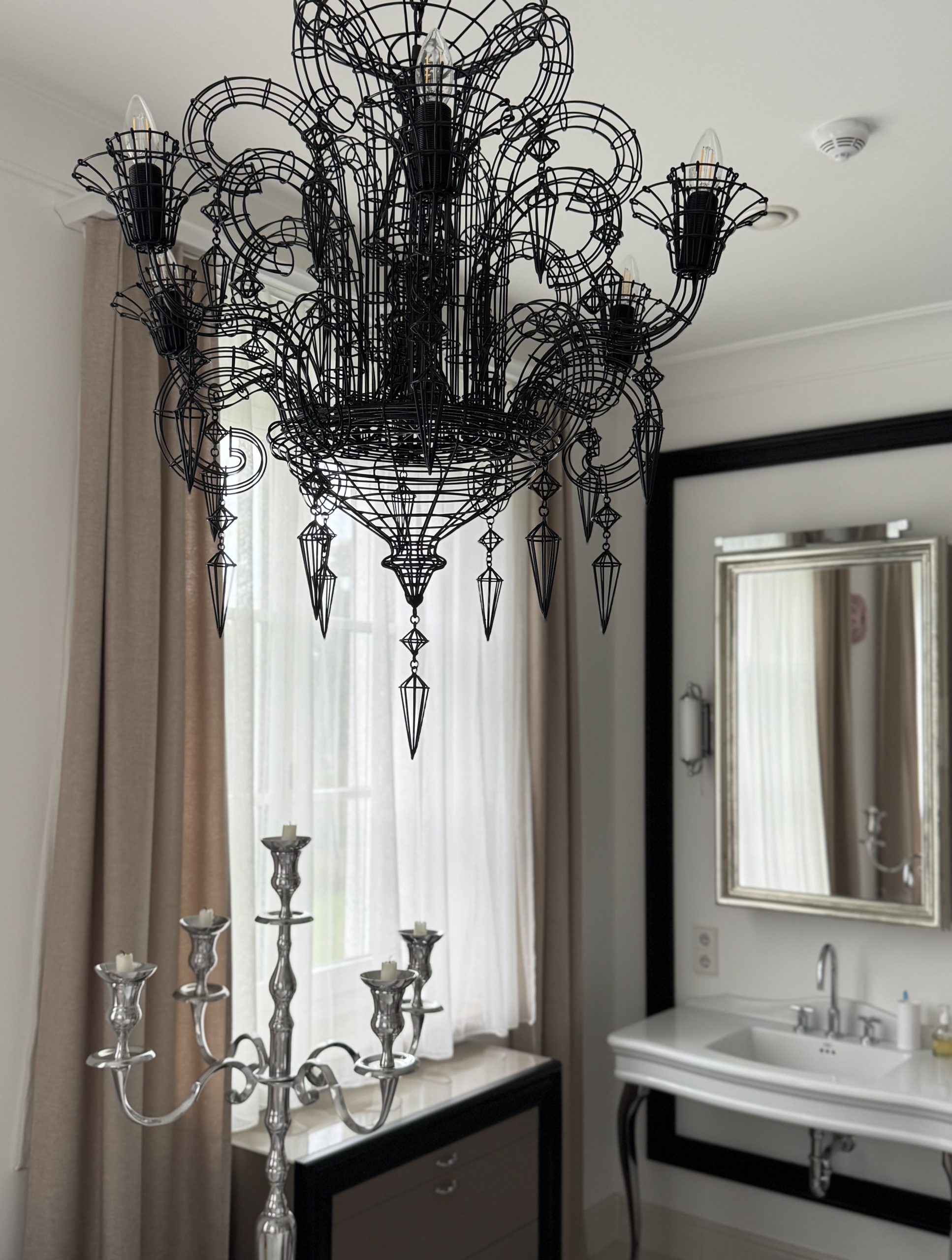 Interior Design Wien – elegantes Interieur mit skulpturaler schwarzer Leuchte
