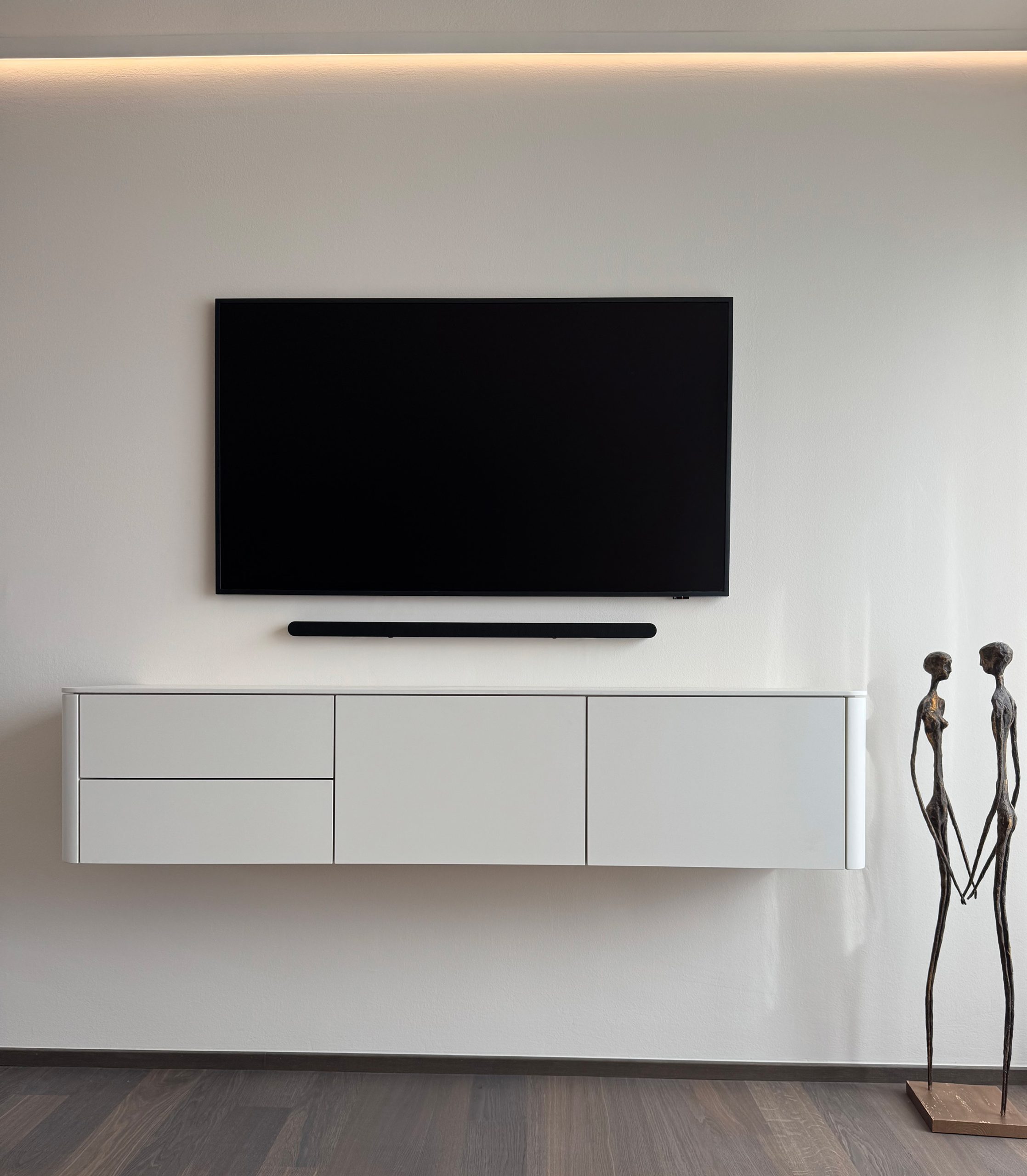 Minimalistische TV-Wand mit klarer Linienführung als Teil eines individuellen Interior Design Konzepts