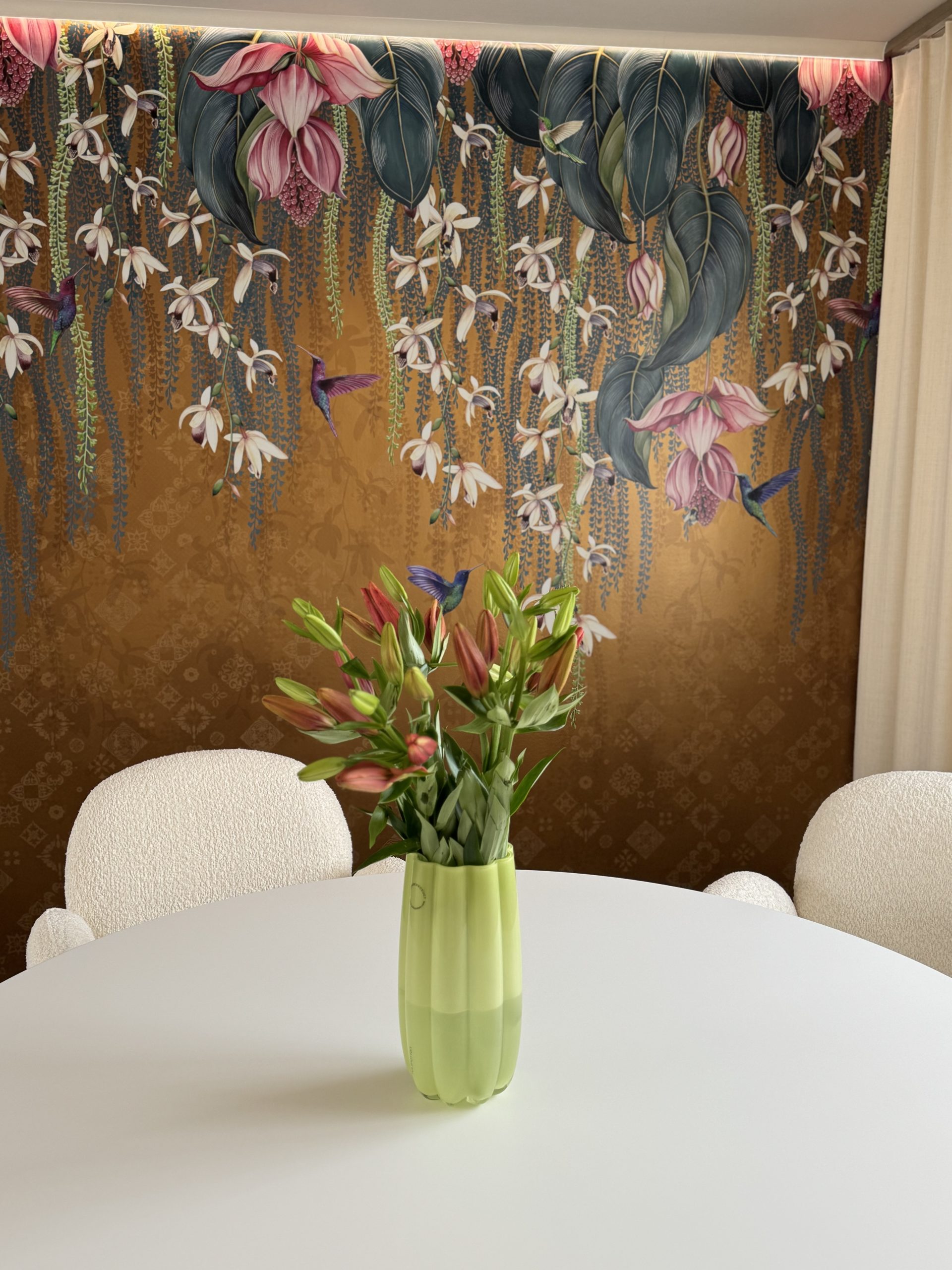 Interior Design Wien – Esstisch mit Blumenarrangement und farbenfroher Kunst