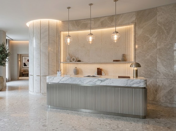 Boutique-Hotel Empfang – hochwertiges Interior Design Luxuriöser Boutique-Hotel-Empfang mit modernem Interior Design, Marmor und eleganter Raumgestaltung